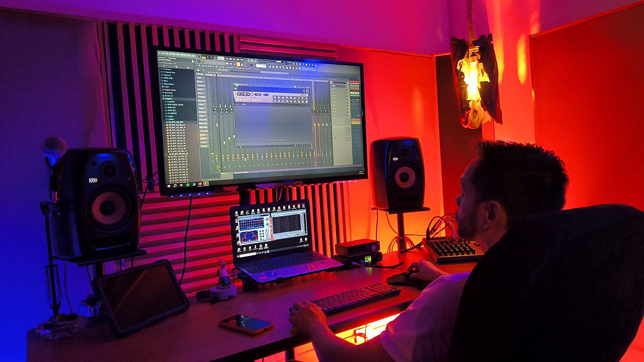 Rec Room Medellín: área de escucha y mezcla profesional