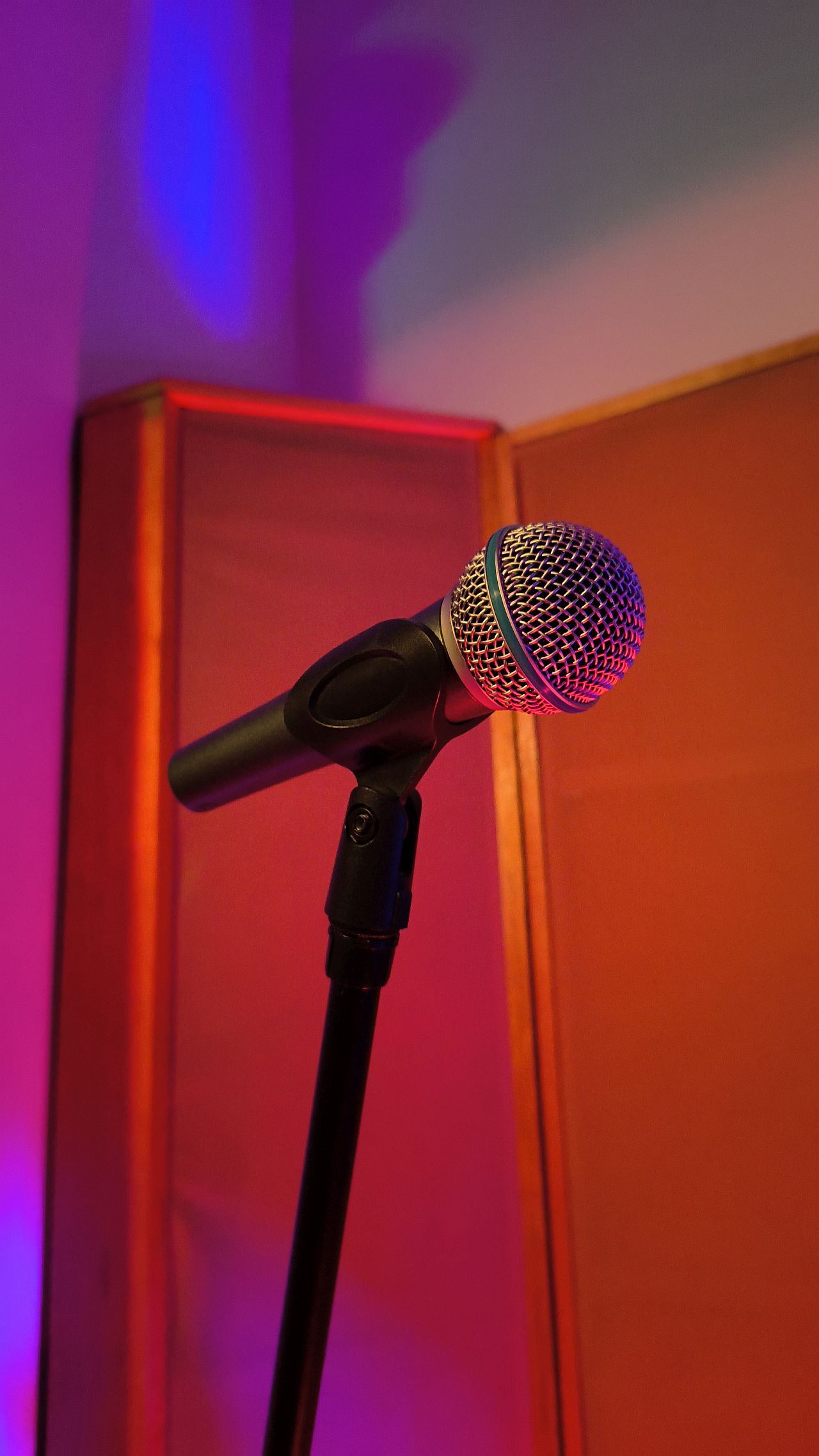 Rec Room Medellín: zona de grabación de voz y toma de audio